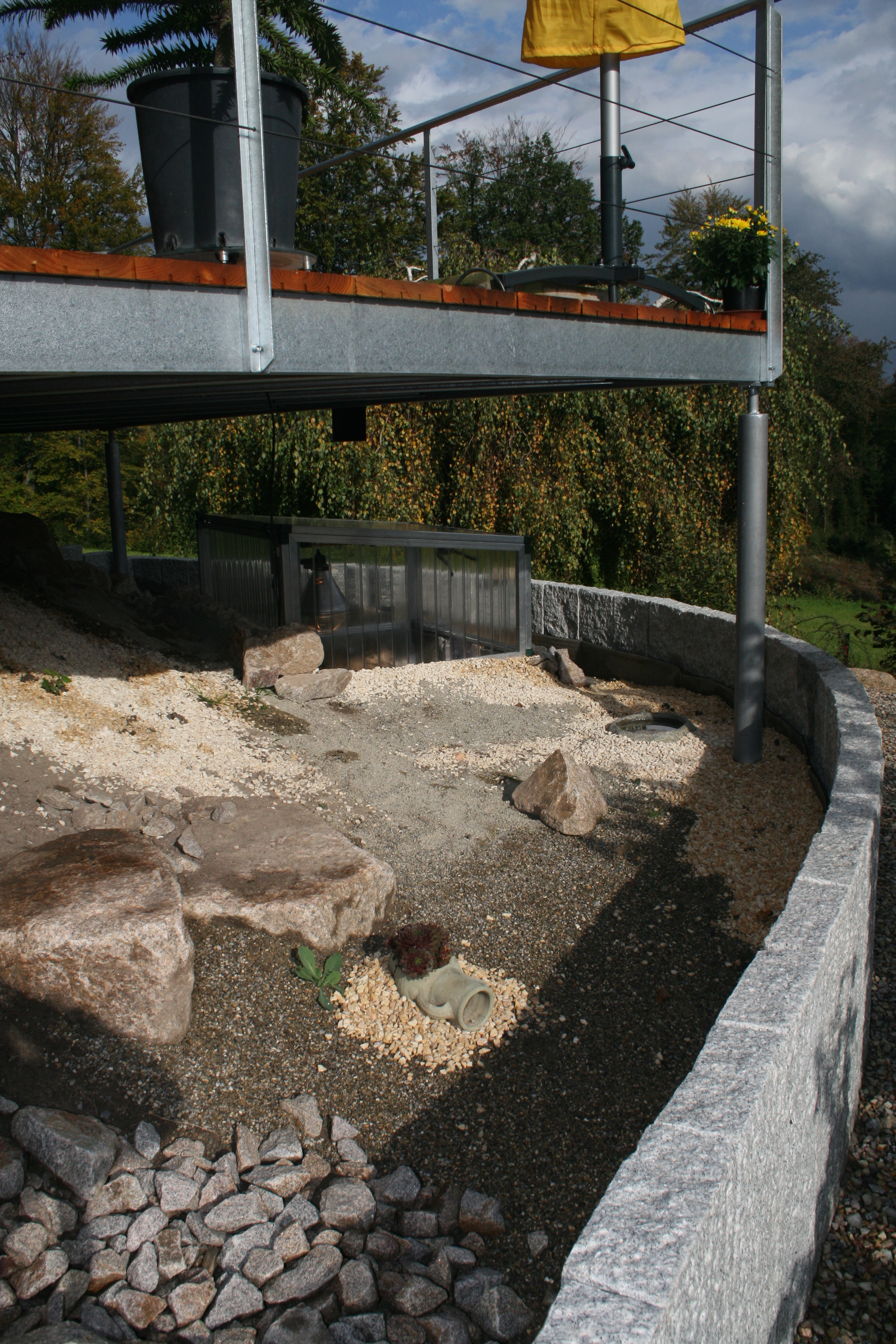 Unter dem Balkon